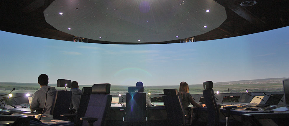 DFS Deutsche Flugsicherung GmbH, ATM Tower Simulator: 360° Zylinderprojektion mit 18 Kanälen